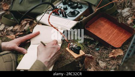 Soldato dell'Armata Rossa della fanteria sovietica russa nella seconda guerra mondiale utilizzando il ricetrasmettitore radio portatile sovietico russo nella trincea in primavera e autunno Foto Stock