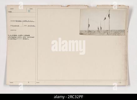 Soldati della compagnia B del secondo Field Signal Battalion, che operano sotto gli Stati Uniti Signal Corps, sono visti in questa fotografia (111-SC-7585) che stringe un cavo sopra un attraversamento ferroviario in Francia. Il simbolo della descrizione indica che la foto è stata scattata il 17 febbraio 1918. Questa immagine cattura gli sforzi degli uomini della linea del corpo di segnale durante la prima guerra mondiale. Foto Stock