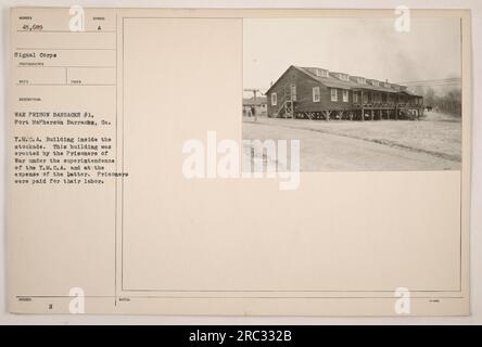 Prigionieri di guerra e l'edificio YMCA all'interno della scorta presso la War Prison Barracks n. 1, Fort McPherson Barracks, Georgia. Questo edificio è stato costruito dai prigionieri con l'assistenza e il finanziamento della YMCA. I prigionieri ricevettero il pagamento del loro lavoro. Fotografia numero 45.689 scattata dal Signal Corps. Foto Stock