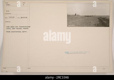 Lavori di costruzione di binari durante la prima guerra mondiale a Camp Pullman, Francia. Questa fotografia cattura il 21° Gran Div. Corpo dei trasporti in azione. Scattata il 24 ottobre 1918, mostra una sezione di pista in costruzione ad Aytre. L'immagine è contrassegnata con il numero identificativo 57904. Solo per uso ufficiale." Foto Stock