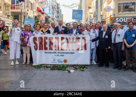 Izmir, Turchia. 11 luglio 2023. Durante l'evento, i partecipanti hanno in mano uno striscione con la scritta "Srebrenica". I cittadini bosniaci che vivono a Srebrenica hanno tenuto una cerimonia di commemorazione nel 28° anniversario del massacro di Srebrenica. Credito: SOPA Images Limited/Alamy Live News Foto Stock