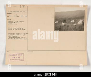 LT.H.P.KINGSMORE, SIG.R.C. IL FOTOGRAFO ha catturato questa immagine a Camp McClellan, Anniston, Ale. nel 1918. Mostra pezzi da campo da 3 pollici, appartenenti alla batteria P, 111th F.A., che sparano contro bersagli su una collina che si trova a 5 miglia di distanza. La foto è stata scattata da un dugout a circa 200 metri dalla posizione della batteria. Censurato e pubblicato da War College Div. Laboratorio il 9 marzo 1913, con le note di laboratorio indicate numero 925568. Foto Stock