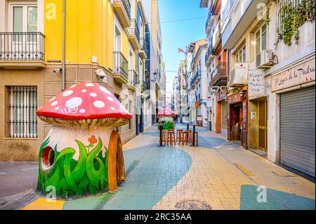 Alicante, Spagna - 30 gennaio 2023: Decorazioni urbane in Mushroom Street, un quartiere iconico della città Foto Stock