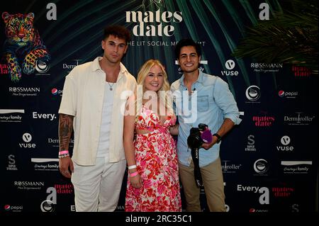 Dennis Felber, Marlisa Rudzio alias Mrs. Marlisa und Olcay Özdemir beim Mates Date Influencer Event auf der Berlin Fashion Week Primavera/Estate 2024 in de Foto Stock