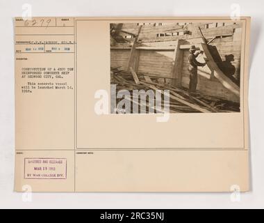 Costruzione di una nave in cemento armato da 4500 tonnellate a Redwood City, California. La nave dovrebbe essere varata il 14 marzo 1918. Fotografia scattata dal tenente EN Jackson, Sig.R.C. il 1 e 6 marzo 1918. Censurato e pubblicato il 19 marzo 1918 dal War College Div. Laboratorio. Foto Stock