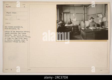 Fotografia della caserma penitenziaria di guerra n. 1 a Fort McPherson, Georgia. L'immagine mostra l'ufficio dell'Executive Officer all'interno della scorta, con il capitano F.B. Davis, U.S.A., RET'd, l'Amministratore delegato, sulla destra, E secondo Lieut. Benj. E. Debolt, Fanteria, l'assistente dell'Executive Officer, a sinistra. La foto è numerata 45.644 ed è stata scattata dal fotografo Sigal Corps KECO. Foto Stock
