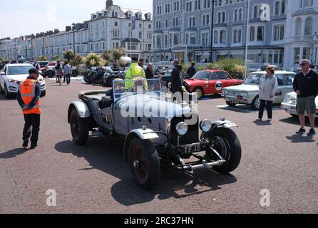 Signore che guidano una Bentley d'epoca del 1926 al rally di auto d'epoca Three Castles Classic a Llandudno nel Galles del Nord, Gran Bretagna, Regno Unito Foto Stock