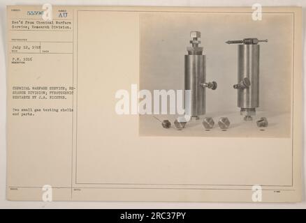 Questa fotografia mostra due piccoli gusci per test di gas e le loro parti oggetto di ricerca da parte di J.A. Richter del Chemical Warfare Service - Research Division. La foto è stata scattata il 12 luglio 1918 e ha un soggetto numero di 55596. Foto Stock