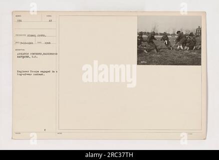 Truppe di ingegneri che partecipano ad una gara di tiro alla fune a Washington Barracks, D.C. nel 1918. La fotografia, etichettata 111-SC-331, è stata scattata dal Signal Corps e successivamente pubblicata il 10 marzo 1921. L'immagine raffigura uno dei concorsi atletici tenuti nelle caserme durante la prima guerra mondiale." Foto Stock