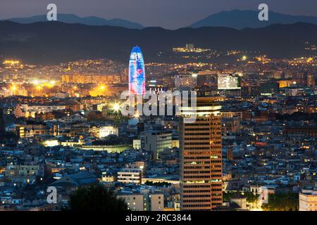 Vista aerea dello skyline del centro di Barcellona con il grattacielo "Torre Agbar" illuminato di notte Foto Stock