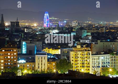 Vista aerea dello skyline del centro di Barcellona con il grattacielo "Torre Agbar" illuminato di notte Foto Stock