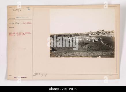 Deposito di gas e petrolio a Nevers, Francia. Foto scattata nell'aprile 1918 da Eco, accreditata a Signal Corps, UKA. L'immagine mostra un impianto dove gas e petrolio sono stati immagazzinati durante la prima guerra mondiale Questa fotografia non è destinata alla pubblicazione. Foto Stock