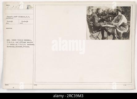 Chauff. Jeff Dickson, S. C. e un ufficiale sono visti seduti a un tavolo all'interno di una mensa Y.M. C. A. a Bordeaux, Gironde, Francia durante la prima guerra mondiale. La foto è stata scattata dalla signora Henry Vinson Russell il 5 novembre 1918. Foto Stock