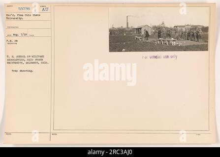 Soldati che partecipano al tiro a trappola negli Stati Uniti School of Military Aeronautics, Ohio State University, Columbus, Ohio. Questa fotografia è stata ricevuta dalla Ohio State University e scattata il 7 agosto 1918. Il numero di descrizione è 28 ed è stato rilasciato dagli Stati Uniti Scuola di Aeronautica militare. È esclusivamente per uso ufficiale. Foto Stock