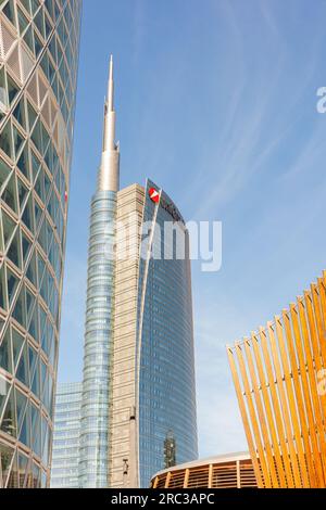 Milano Italia - 26 aprile 2023: Veduta dell'edificio UniCredit di porta nuova, il quartiere principale degli affari di Milano Foto Stock