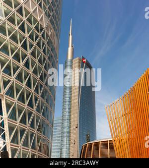 Milano Italia - 26 aprile 2023: Veduta dell'edificio UniCredit di porta nuova, il quartiere principale degli affari di Milano Foto Stock