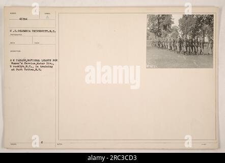 I membri della National League for Women's Service, Motor Division, con sede a Brooklyn, New York, sono visti in parata durante una sessione di allenamento a Fort Totten, New York. La foto è stata scattata da un fotografo associato alla Columbia University. Questa immagine fa parte di una collezione che documenta le attività militari americane durante la prima guerra mondiale. Foto Stock