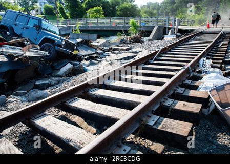 11 luglio 2023. Barre USA. Una ferrovia lavata, un'auto demolita e detriti a barre, VT, Stati Uniti, dopo che il ramo Stevens del fiume Winooski si diffuse per tutta la città il 10 luglio 2023. Crediti: John Lazenby/Alamy Live News Foto Stock