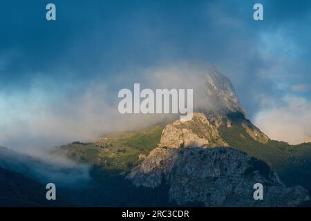 Monte Gilbo nella nebbia, vicino a Riaño Foto Stock