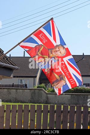 Bandiera dell'unione per l'incoronazione di re Carlo III, che sventola a Bridge St, Bushmills, contea di Antrim, Irlanda del Nord, Regno Unito, BT57 8QH Foto Stock