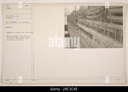 Le truppe di ritorno dalla prima guerra mondiale a bordo della USS Leviathan, mentre la nave da trasporto attraccava al molo 4. La foto cattura il momento in cui la nave veniva manovrata nel suo scivolo. La foto è stata scattata il 2 aprile 1919 dal tenente S.C. Lyon. Record ricevuto il 18 aprile 1919. Foto Stock