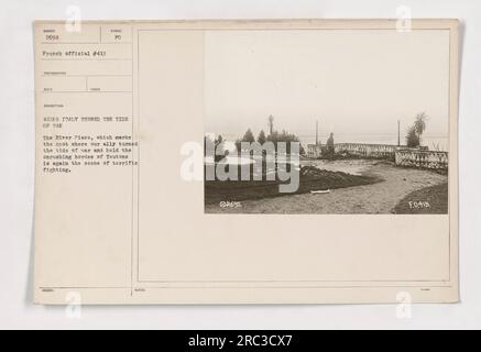 'Ufficiale francese #413 cattura gli intensi combattimenti sul fiume Piave durante la prima guerra mondiale, dove l'Italia ha svolto un ruolo cruciale nel rovesciare la marea della guerra. La fotografia evidenzia la lotta in corso contro le forze tedesche in avanzata. Foto scattata nelle vicinanze del fiume Piave." Foto Stock