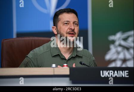 Il presidente ucraino Volodymyr Zelensky partecipa a una riunione del Consiglio NATO-Ucraina durante il vertice NATO a Vilnius, in Lituania. Data foto: Mercoledì 12 luglio 2023. Foto Stock