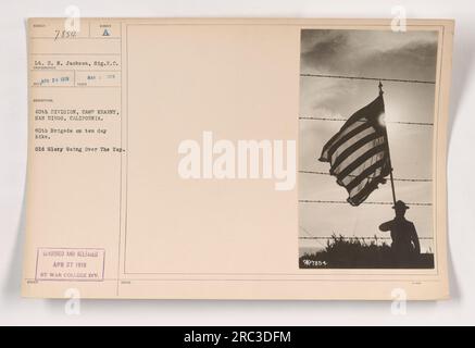 I soldati della 40th Division a Camp Kearny a San Diego, California, partecipano a un'escursione di dieci giorni. L'immagine li mostra alzare la bandiera americana simboleggiando la loro determinazione. La foto è stata scattata nel marzo-aprile 1918 dal tenente E.N. Jackson del Sig.R.C e fu censurato e rilasciato dalla War College Division il 27 aprile 1918. Foto Stock