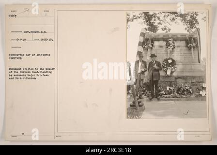 Decorazione Day al Cimitero di Arlington, fotografato il 30 maggio 1919. L'immagine mostra un monumento eretto in memoria dei morti sconosciuti. Maggiore H.L. Dean e la dottoressa A.J. Hunton è visto in piedi accanto al monumento. La foto è stata scattata dal sergente Coombs. Foto Stock