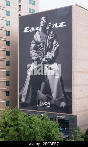 J-Hope, 12 luglio 2023: Una grande foto del membro dei BTS J-Hope che posa per la copertina della rivista Esquire Korea è visibile nel centro di Seoul, in Corea del Sud. J-Hope indossa pezzi selezionati di Louis Vuitton per le copertine del numero di agosto 2023 di Esquire Korea. Crediti: Lee Jae-won/AFLO/Alamy Live News Foto Stock