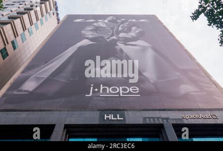 J-Hope, 12 luglio 2023: Una grande foto del membro dei BTS J-Hope che posa per la copertina della rivista Esquire Korea è visibile nel centro di Seoul, in Corea del Sud. J-Hope indossa pezzi selezionati di Louis Vuitton per le copertine del numero di agosto 2023 di Esquire Korea. Crediti: Lee Jae-won/AFLO/Alamy Live News Foto Stock