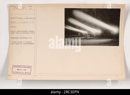 Immagine che mostra un proiettore mobile anti-aereo utilizzato dall'Engineer Corp a Washington Barracks, D.C. La fotografia è stata scattata di notte il 17 aprile 1918 e raffigura l'illuminazione prodotta dal proiettore da 24''. È stato censurato e pubblicato da The Historical Branch of W.P.D. il 9 maggio 1918. Fotografo: L.C. Fox, Sig.R.C. Foto Stock