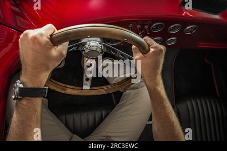 Auto classica caucasica con vista ravvicinata dall'alto di una Muscle Car retro Foto Stock