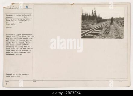 I soldati della compagnia B del 339th Infantry Regiment sono visti in questa fotografia, scattata il 19 settembre 1918 a Obozerskaya, in Russia. Dopo aver riposato per un'ora dopo una marcia di 17 ore attraverso boschi e paludi, si vedono partire lungo la linea ferroviaria. Un'auto corazzata alleata può essere vista in lontananza. Immagine ricevuta e scattata dal Sgt. 1st Class Grier M. Shotwell, fotografo SC, il 2 dicembre 1918. Approvato da A.E.F. censor, data sconosciuta. Foto Stock