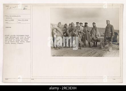 Pvt. J.M. Liles, S.C. ha scattato questa foto il 1 marzo 1919. Mostra il primo gruppo di prigionieri alleati che passarono attraverso la linea americana nel settore Verdun. Gli fu data una pagnotta di pane e gli fu permesso di andare dove volevano. Il luogo è Abaucourt, Mosa, Francia. Foto Stock