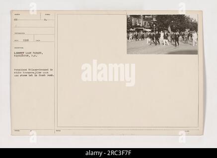 Il presidente Woodrow Wilson ha partecipato alla Liberty Loan Parade a Washington, D.C. nel 1918. Viene visto indossare pantaloni bianchi, un cappotto blu e un cappello di paglia, in piedi nella prima fila. Questa parata si tenne per promuovere la vendita dei prestiti Liberty durante la prima guerra mondiale. Foto Stock