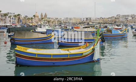 Caratteristici pescherecci, luzzu, ormeggiati nel porto di Marsaxlokk, Malta Foto Stock