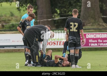 Tubbergen, Paesi Bassi. 12 luglio 2023. Denis Dragus di Standard rimane ferito a terra durante una partita di calcio amichevole tra lo Standard belga di Liegi e l'olandese AZ Alkmaar, durante il loro training camp estivo, mercoledì 12 luglio 2023 a Tubbergen, per prepararsi alla prossima stagione 2023-2024. BELGA PHOTO BRUNO FAHY Credit: Belga News Agency/Alamy Live News Foto Stock