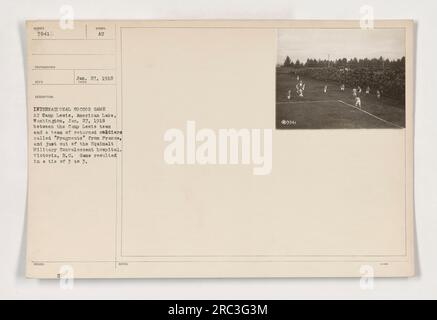 Fotografia scattata il 27 gennaio 1918 a Camp Lewis, American Lake, Washington. Mostra una partita di calcio internazionale tra la squadra di Camp Lewis e una squadra di soldati tornati chiamati "Pragments" dalla Francia, che recentemente hanno lasciato l'ospedale convalescente militare Equimalt a Victoria, B.C. La partita terminò con un pareggio di 3 a 3. Foto Stock