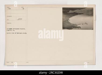 Vista aerea dell'impianto di idrogeno presso la Aviation Experiment Station di Hampton, Virginia. La fotografia, scattata il 4 luglio 1917, mostra la struttura e l'infrastruttura dell'impianto. Questa immagine fa parte della collezione 111-SC-3799 nelle fotografie delle attività militari americane durante la prima guerra mondiale. Foto Stock