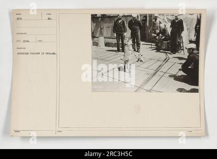 Marinai americani di stanza in Inghilterra durante la prima guerra mondiale I marinai sono riuniti di fronte a un edificio, tenendo in mano i loro fucili. La fotografia è stata scattata nel 1918 da Munger, un fotografo per l'esercito americano. Foto Stock