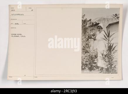 L'immagine 8072 della collezione è una fotografia scattata nel 1918. Il fotografo, C.P.I. Wash., catturò membri dell'esercito insieme a sorella Stith di St. Thomas, D.W.I. (presumibilmente riferendosi alle Isole Vergini). L'immagine mostra uomini che scaricano rifornimenti in un campo militare, identificato dal simbolo con il numero ID 08072 sulle loro casse di legno. Foto Stock