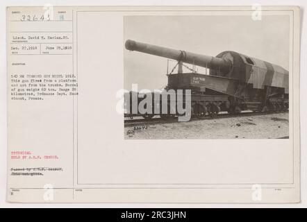 Il tenente David T. Harlan scattò questa foto il 25 giugno 1918 a Suda, in Francia. Mostra un cannone Chamond da 540 mm modello 1912. La pistola spara da una piattaforma piuttosto che dai camion. La canna della pistola pesa 62 tonnellate e ha un raggio di 28 chilometri. L'immagine è conservata dall'A.E.F. Censurare ed è stato approvato da loro. Le note aggiuntive indicano il numero di riferimento, l’assegnazione, il luogo in cui apparirà nella pubblicazione, il numero di pagina e altri dettagli tecnici non chiari. Infine, la data di emissione non è indicata. Foto Stock