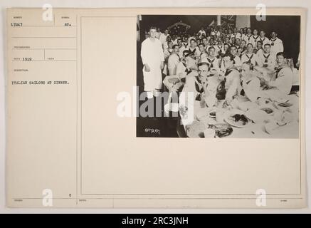 I marinai italiani sono stati visti qui a gustare un pasto insieme. Questa fotografia, scattata nel 1919 durante la prima guerra mondiale, mostra i marinai vestiti con le loro uniformi emesse e riuniti intorno a un tavolo. Foto Stock