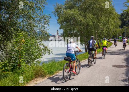 Rattenberg, pista ciclabile lungo il fiume Inn, Tirolo, Austria Foto Stock