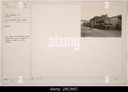 Il Sgt. G. Ryden, S.C., è visto in piedi accanto a una fila di auto petrolifere su un fianco al magazzino della G.& O. Branch a Tours, Indre et Loire, Francia. La foto è stata scattata il 26 febbraio 1919 e ricevuta il 6 dicembre 1918. Il sergente Ryden fu presumibilmente coinvolto in attività militari legate al trasporto e alla fornitura durante la prima guerra mondiale Foto Stock