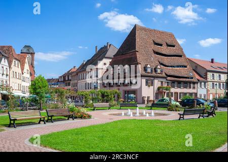 Place du Saumon con la casa del sale Maison du Sel, Wissembourg, Alsazia, Francia, Europa Foto Stock