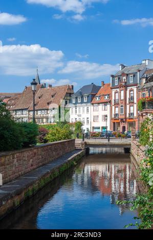 Edifici storici con il canale Lauter su Quai Anselmann, Wissembourg, Alsazia, Francia, Europa Foto Stock