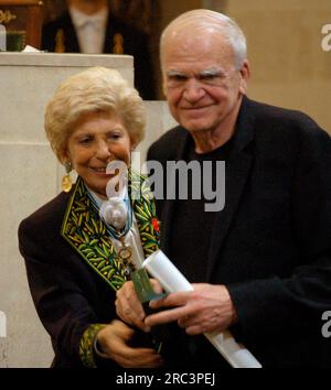 ***10 GIUGNO 2009, FOTO DEL FILE*** lo scrittore ceco Milan Kundera, residente in Francia dal 1975, è morto il 12 luglio 2023 all'età di 94 anni, ha detto Anna Mrazova, portavoce della Biblioteca Morava di Brno. La sua biblioteca ha aperto a Brno quest'anno. Lo scrittore francese di origine ceca Milan Kundera riceve il Premio Mondiale della Fondazione Simone and Cino del Duca per il suo successo a Parigi, in Francia, il 10 giugno 2009. La fondazione che fa parte dell'Accademia francese apprezzò il lavoro di Kundera per riflettere il messaggio dell'umanesimo moderno. A sinistra c'è Helene Carrere d'Encausse, segretaria dell'Accademia francese. Foto Stock