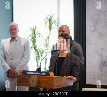 Brooklyn, USA. 11 luglio 2023. Il Commissario Molly Wasow Park, Department of Social Services, si unisce al sindaco di New York Eric Adams mentre annuncia un trasferimento storico per i newyorkesi che vivono in rifugi per ospitare permanentemente all'Arch di Brooklyn, New York, 11 luglio 2023. L'Arco è una componente di un progetto di riqualificazione dell'ex Bedford-Union Armory Building e campus che oggi, secondo la nostra stima, è la prima comunità completa di salute e benessere di New York. (Foto di Steve Sanchez/Sipa USA) credito: SIPA USA/Alamy Live News Foto Stock